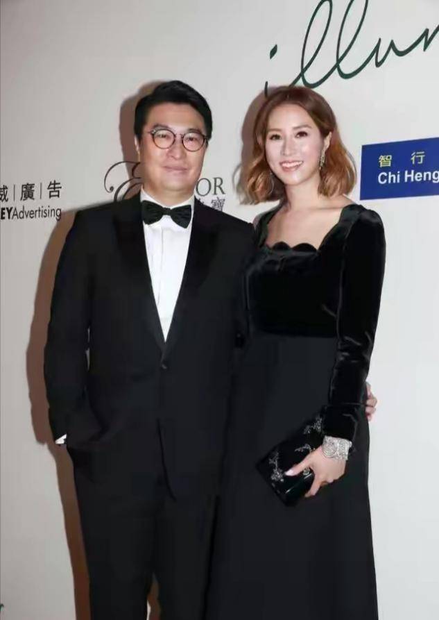 郭晶晶|徐子淇晒近照，穿针织衫秀身材衣品飞升，短裙开到大腿根依旧豪放