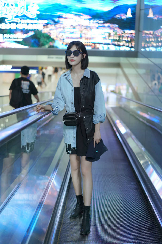 黑色|张俪终于剪了短发！穿卡通T恤配超短裙清新动人，就是长腿太惹眼