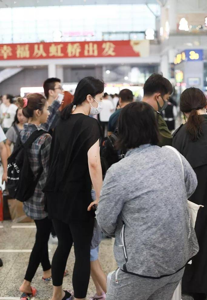 身材|黄磊孙莉穿情侣装坐高铁，13岁多多露脐装太时尚，身材比例更惊艳