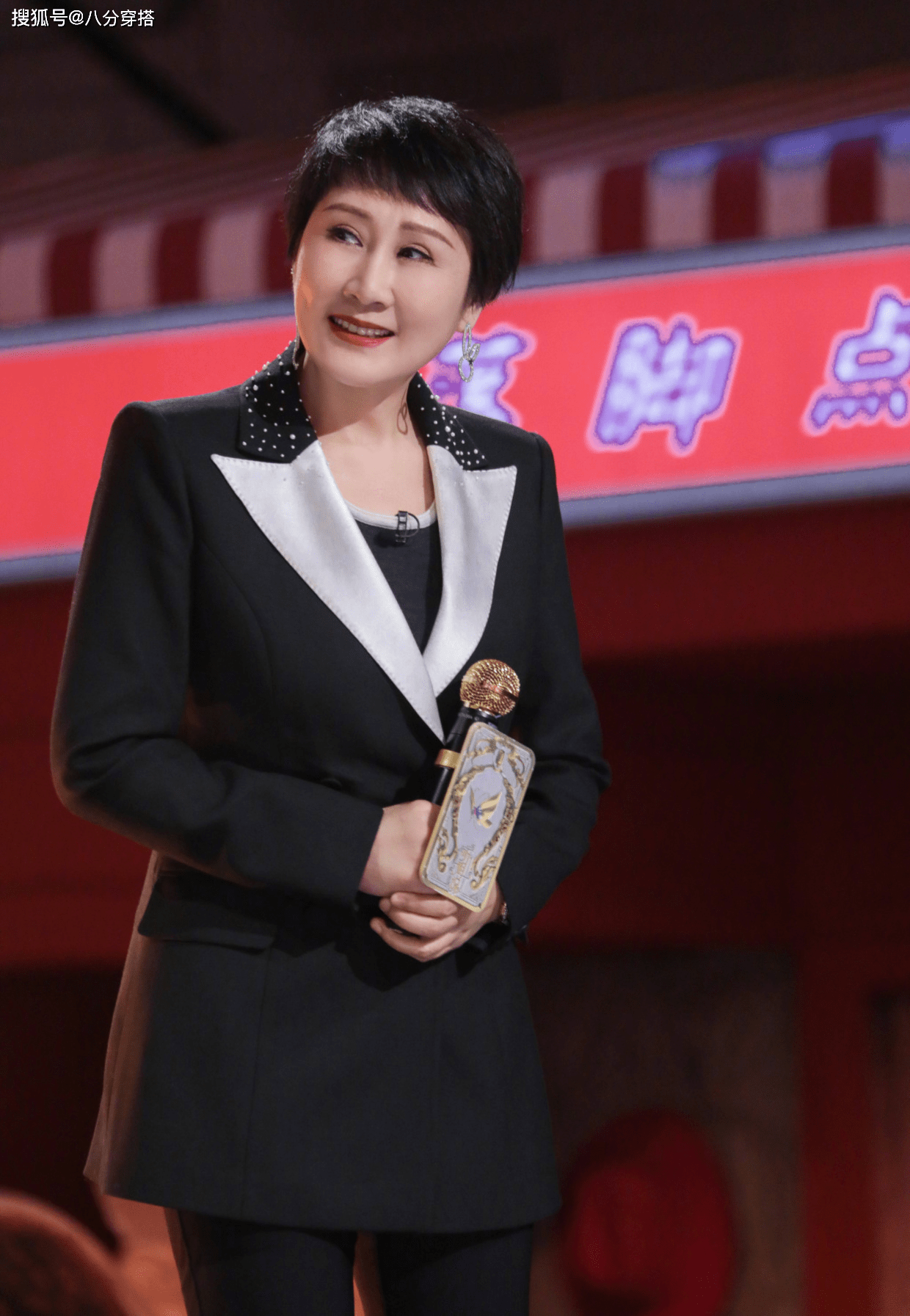 凯丽|张凯丽58岁了,双腿还是那么纤细笔直,印花外套配短裤高级洋气