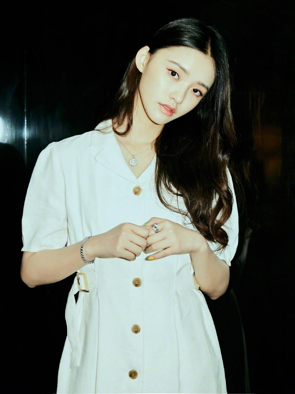 荧光|元气小花林允，荧光色运动上衣搭配学生裙，混搭出自己的时尚风格