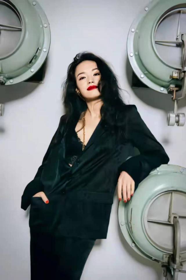 耳坠|45岁舒淇不愧是硬照女王！烟熏妆配庞大纱裙美爆，涂红唇美艳风情