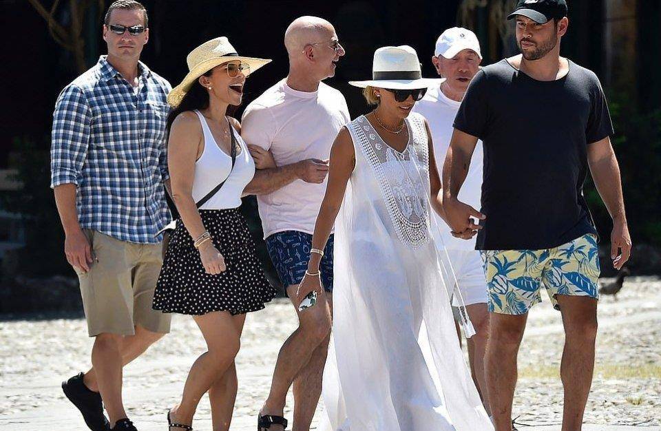 侵权|世界首富49岁新欢比年轻姑娘还会穿！两人全程挽手，咧嘴大笑真甜
