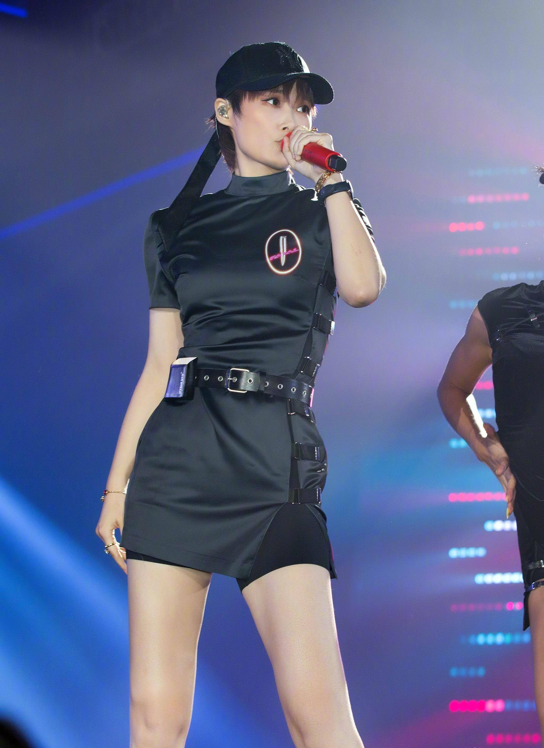 舞台|李宇春一改往日风格,身穿紧身旗袍热舞,女人味十足