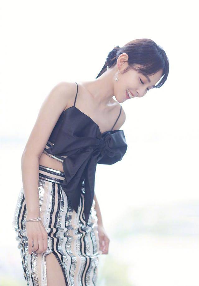 设计|张佳宁夏季连衣裙美,造型师可以赏鸡腿喽 网友:太有气质了吧