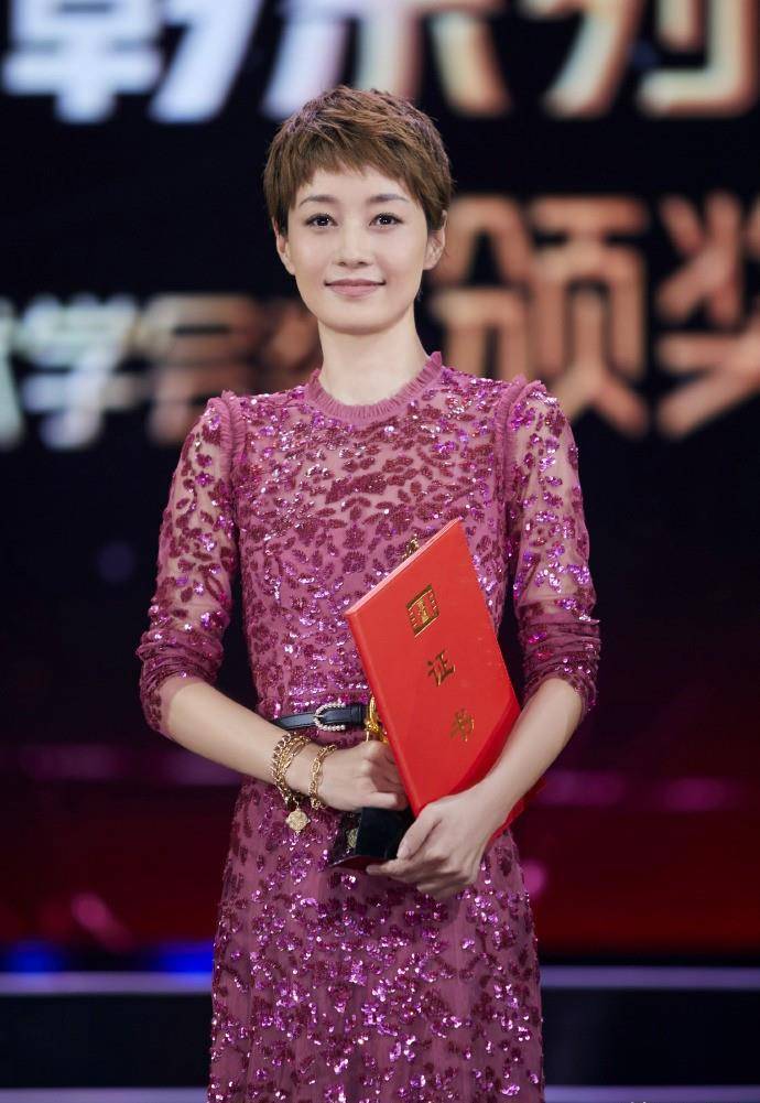 纸片|马伊琍离婚后更高调!穿玫红色亮片裙薄如纸片,瘦到认不出