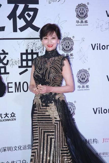 前妻|腾格尔找老婆眼光好，前妻气质优雅高级，肌肤细滑穿深色好显白