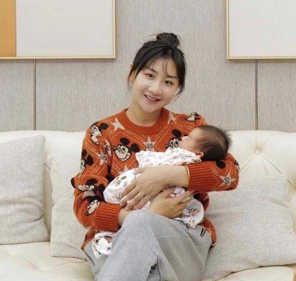 气色|何雯娜携家人拜年，穿10900元毛衣气色真好，哪像刚生完孩子的妈
