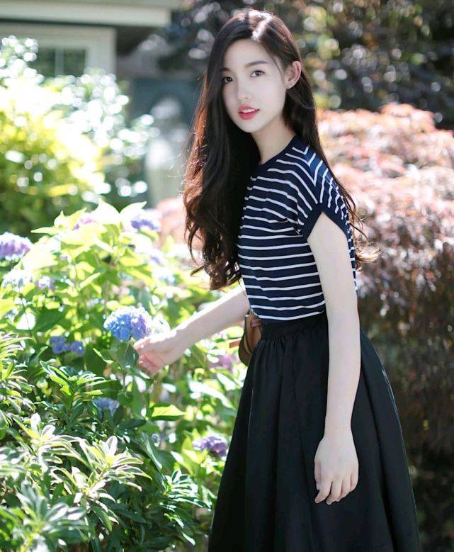 设计|怎么穿搭才能成为精致的女人?简约休闲风就很高级,值得细细品味
