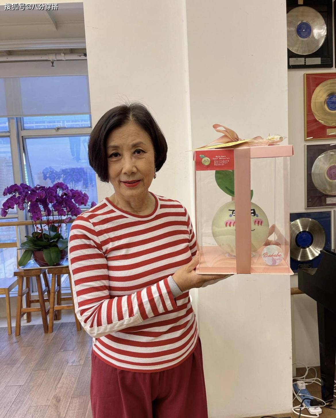 廓形|汪明荃人老心不老，一身银灰色褶皱套装尽显年轻姿态，高级时髦