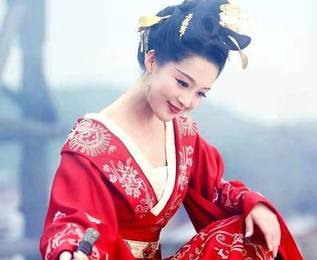 妖精|气质女神李沁，美得独特，黑白配都穿出高级感，不愧被赞中国妖精