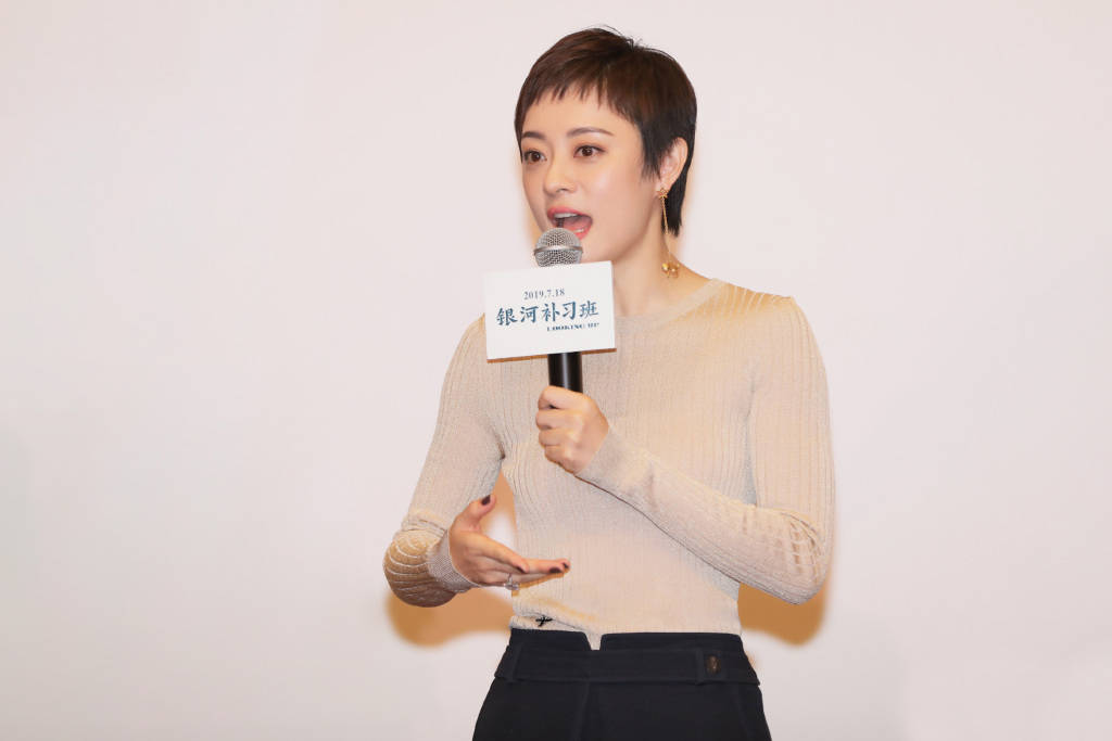 短裙|邓超新电影首映，孙俪穿针织衫配短裙，牵手等等小花一家四齐上阵