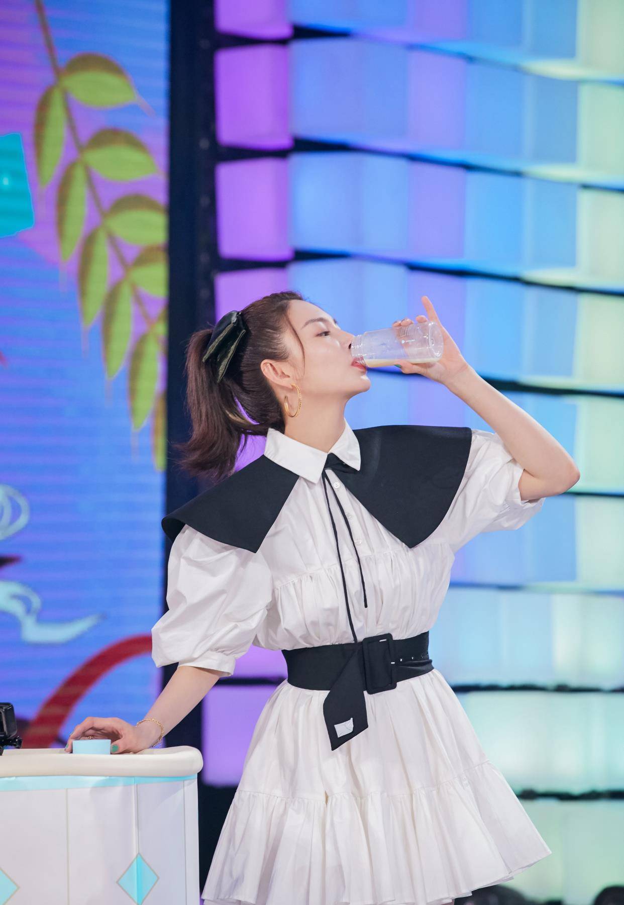 原创张雨绮主持《快本》挺拼,都俩娃妈了还穿泡泡裙出镜,打扮似少女