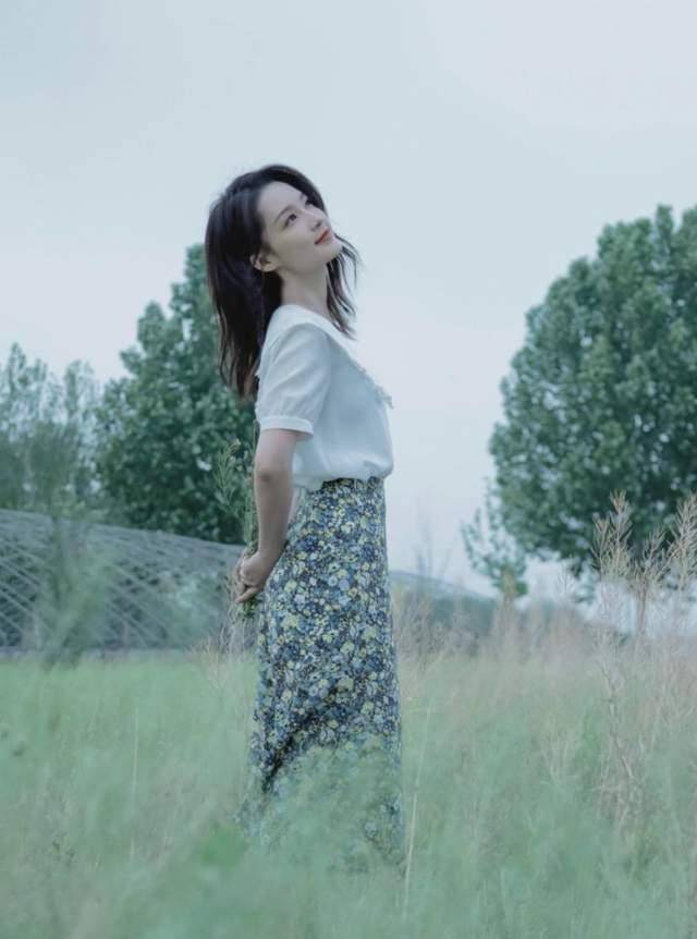 妖精|气质女神李沁，美得独特，黑白配都穿出高级感，不愧被赞中国妖精