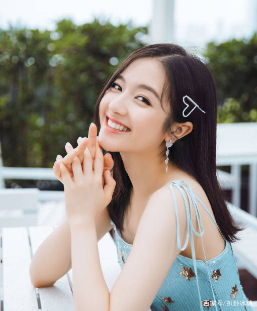 兰迪|李兰迪瘦身后终于仙气了一回，一袭蓝色碎花裙配美甲，太美了