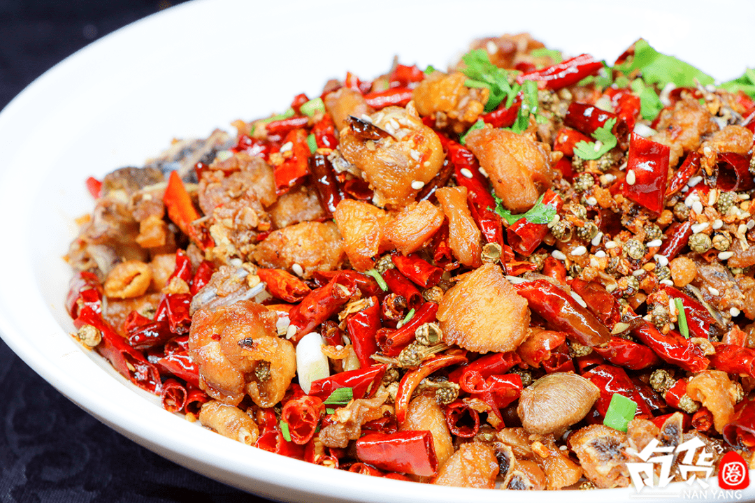 鲜艳,与辣椒交相辉映颜值与味道并存正宗川厨川味歌乐山辣子鸡喝小酒