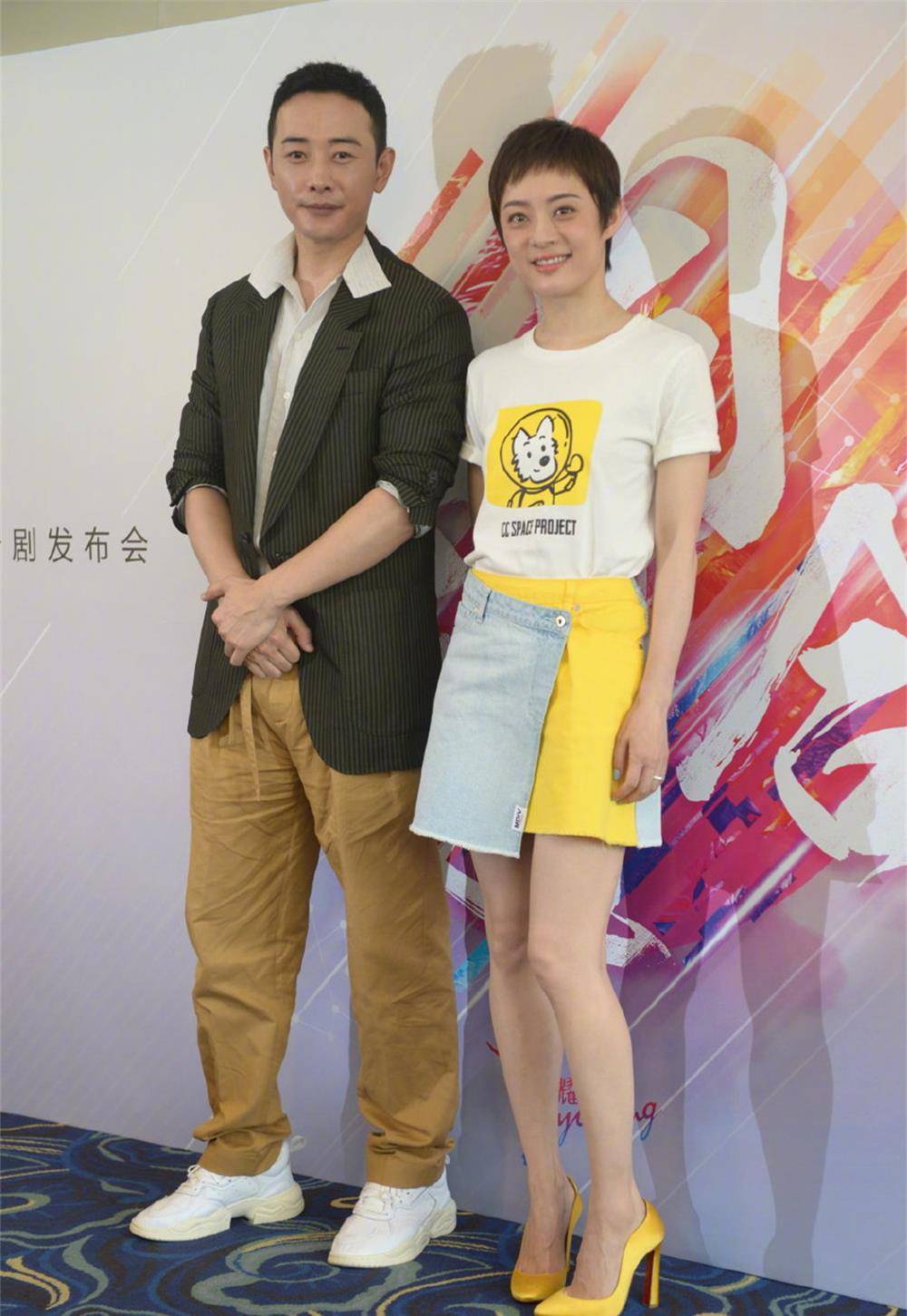 闫妮|发布会上明星造型踩雷！鹿晗黑裤搭白袜显土味，闫妮看着真像48岁