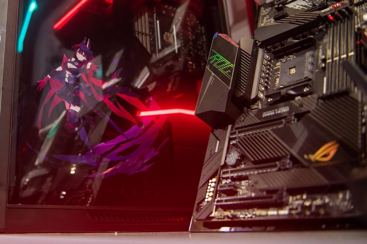 其中,黑红ro姬全家桶正面,侧面及背面都加入了大量rog虚拟代言人se7en