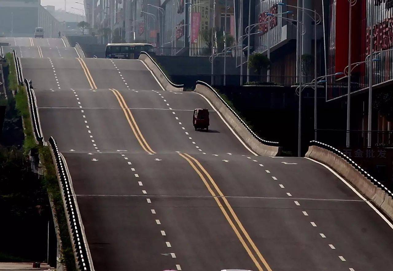 当然,让重庆公路出名的,还是重庆的大波浪公路和s形公路