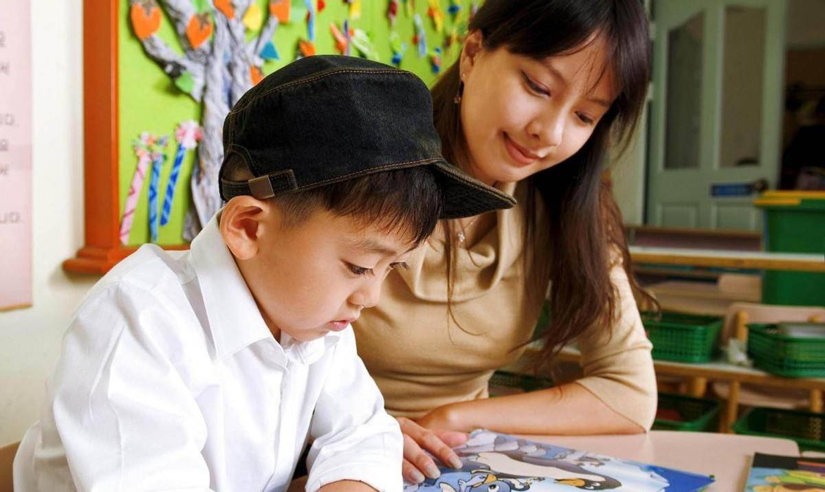 生活|霍启刚晒3子女吃早餐照片，引网友热议：真正的豪门教育