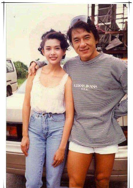 活动|“不老女神”邱淑贞现身活动，毛衣搭配薄纱裙，网友：还是这么嫩