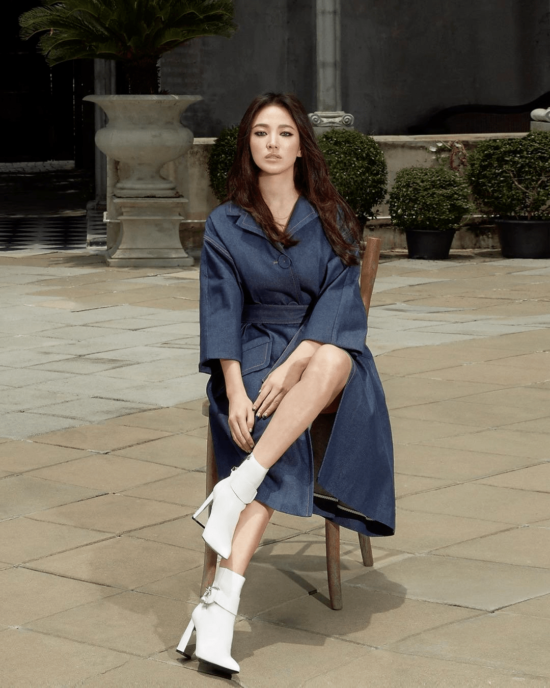 黑色|宋慧乔气质绝了!穿一件白色蕾丝上衣搭配印花半身裙,高级优雅