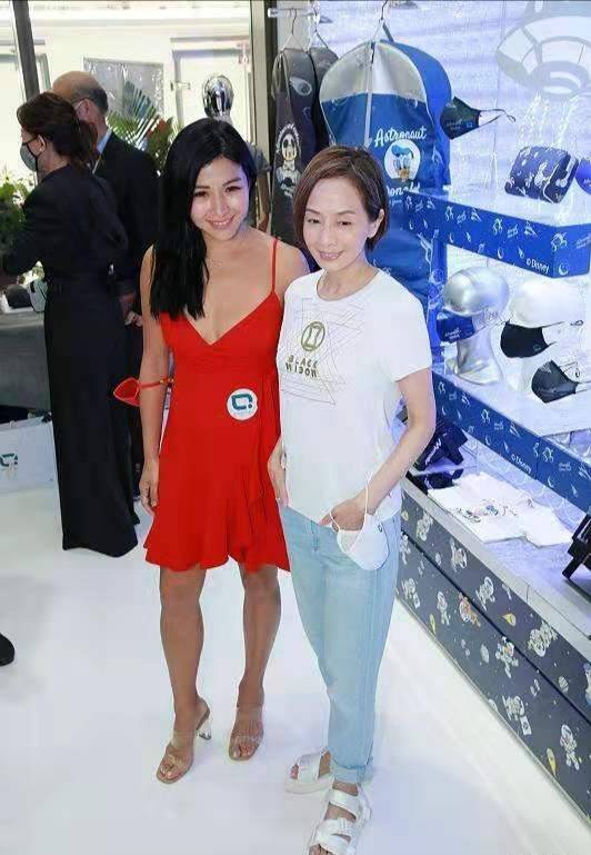 氛围|张国荣前女友最新近照，61岁状态超好，淡妆出镜秒杀旁边暴露女