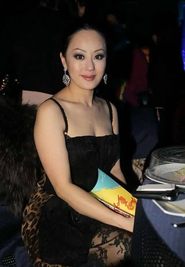 设计|章小蕙越来越显女人味，裙子用蕾丝和豹纹点缀，一般人真hold不住