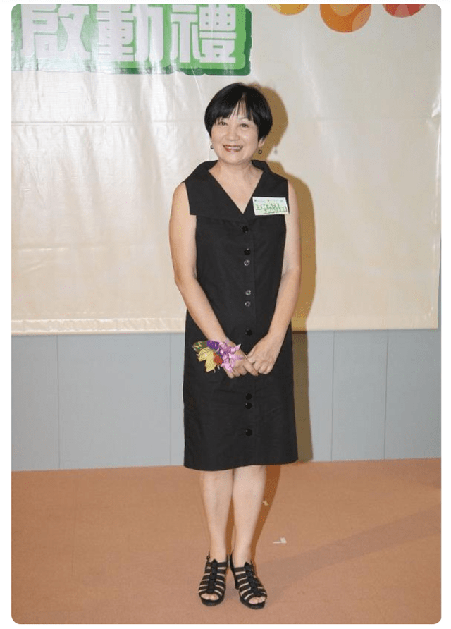 鲍起静老了也很美,穿印花t恤配白色休闲裤,精神面貌也太好了