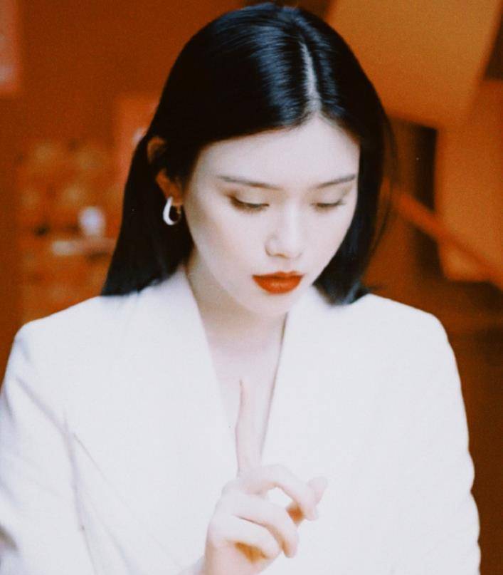 自律|奚梦瑶怀二胎胃口变好，晒自己的夜宵照，脸蛋明显圆润了不少