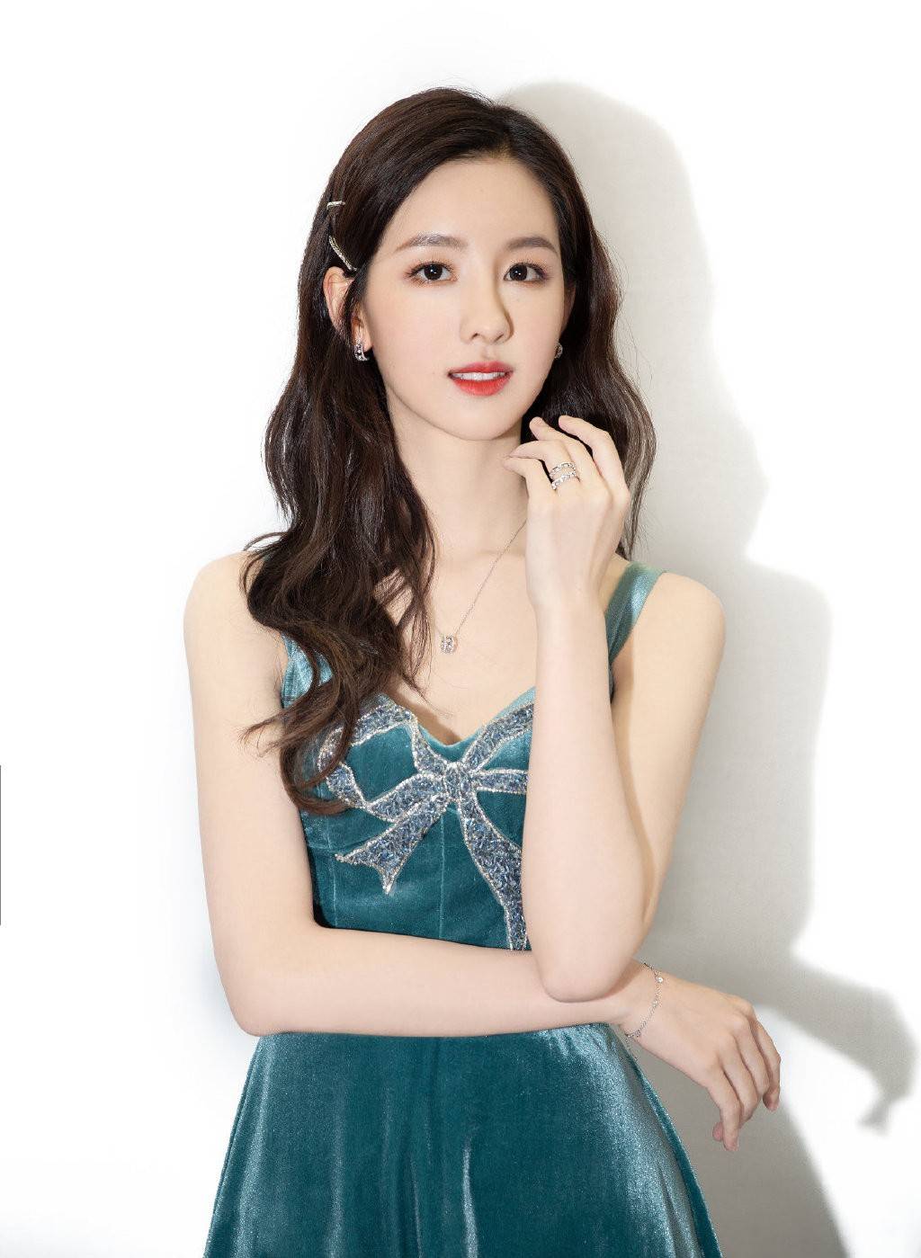 胸口|《七月与安生》她演七月，今吊带裙胸口点缀蝴蝶结，完美变身公主