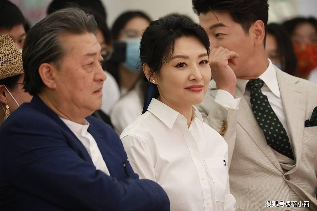 经典|又被周涛的优雅气质迷倒了，穿白衬衫配淡雅妆容亮相，美得很高级