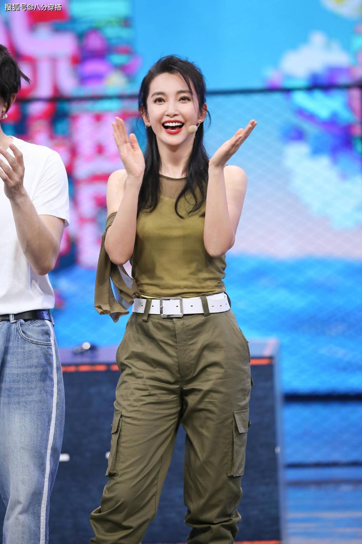 一身|48岁李冰冰容颜未老，一身玫红色西服套装干练潇洒，霸气潇洒