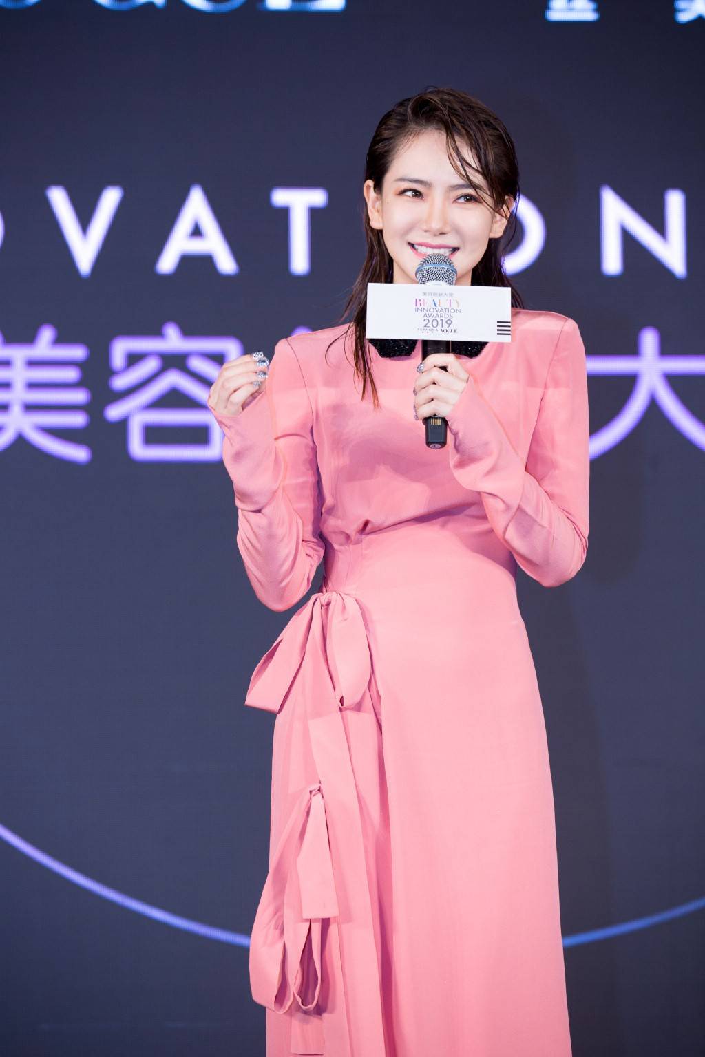 活动|戚薇总让人意想不到，修身粉裙看似包裹严实，可一坐下就成焦点了