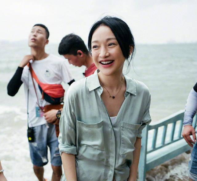 显得|47岁周迅真放飞自我!T恤配休闲裤堪比路人,素颜披头散发太邋遢