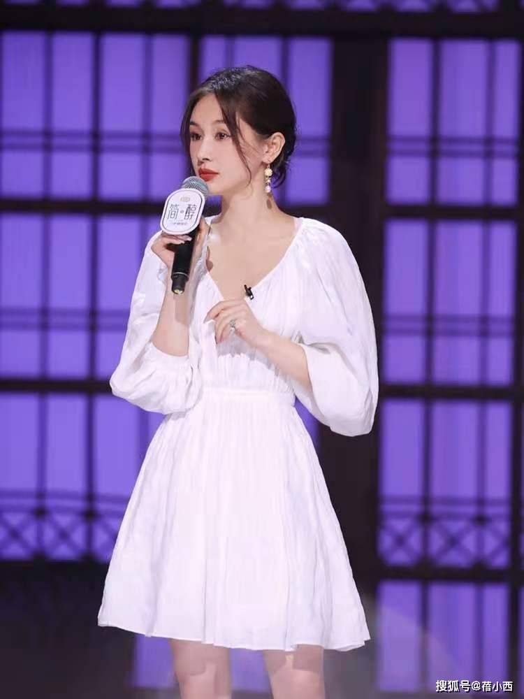 显高|王子文果真擅长“显高术”，穿印花卫衣配白色裤子，气场不输超模