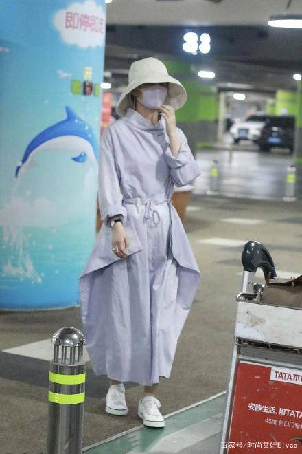 赵丽颖|赵丽颖产后机场首秀，穿3千6衬衣配3780半裙，戴渔夫帽美得认不出