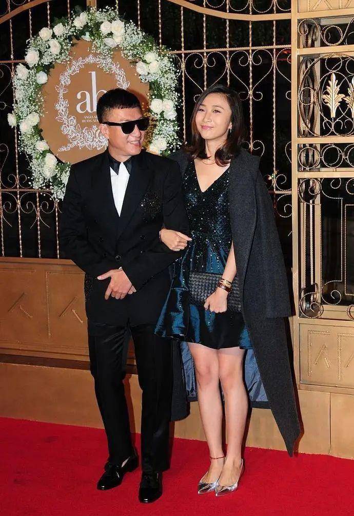 短裙|孙红雷小15岁老婆真会穿，墨绿短裙搭黑大衣，高贵又高级