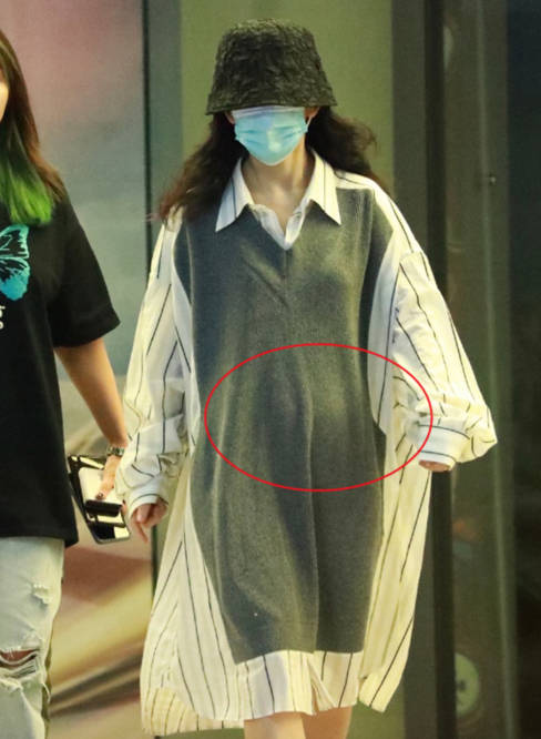 小腹|谢娜怀二胎？衣着宽松现身被指孕相明显，小腹隆起挡不住！