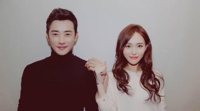 漂亮|唐嫣现身彩排，宽松裙平底鞋被怀疑怀二胎，素颜美炸