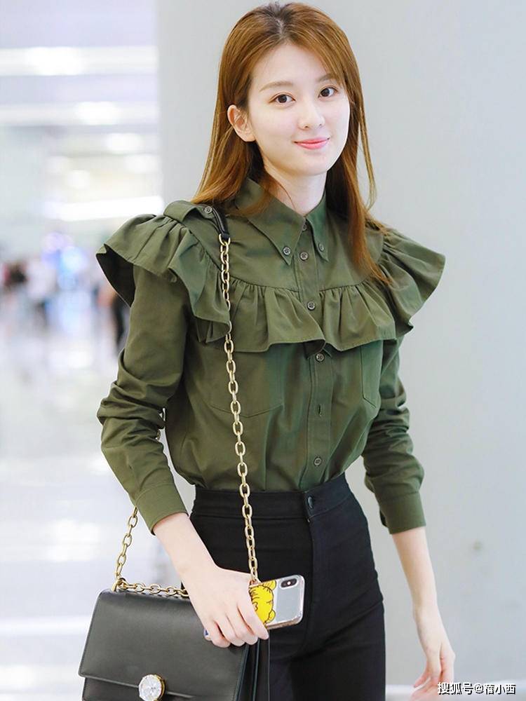 黑色|乔欣不再是“乖乖女”了，穿小黄裙秀出内衣，高级脸惊艳超模气场