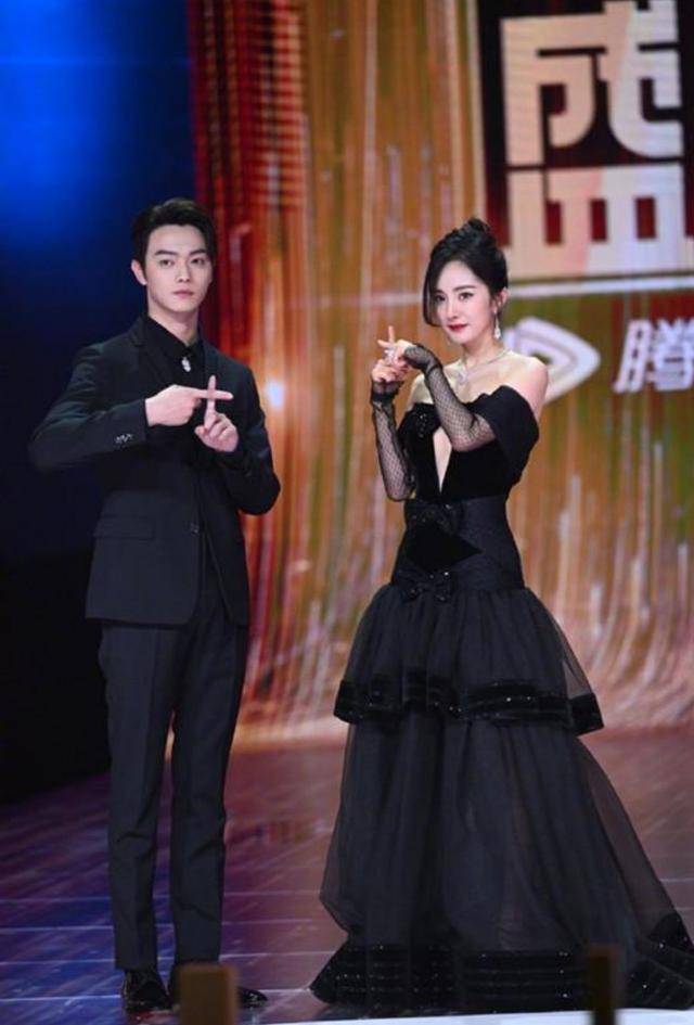 黑色|欢乐颂五美齐聚，几乎都穿露肩装，每个人都有自己美的特色