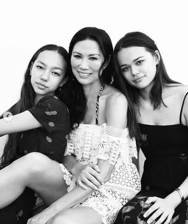 颜色|邓文迪为爱女庆生！女儿穿V领碎花裙超气质，纤细身材样貌太像妈
