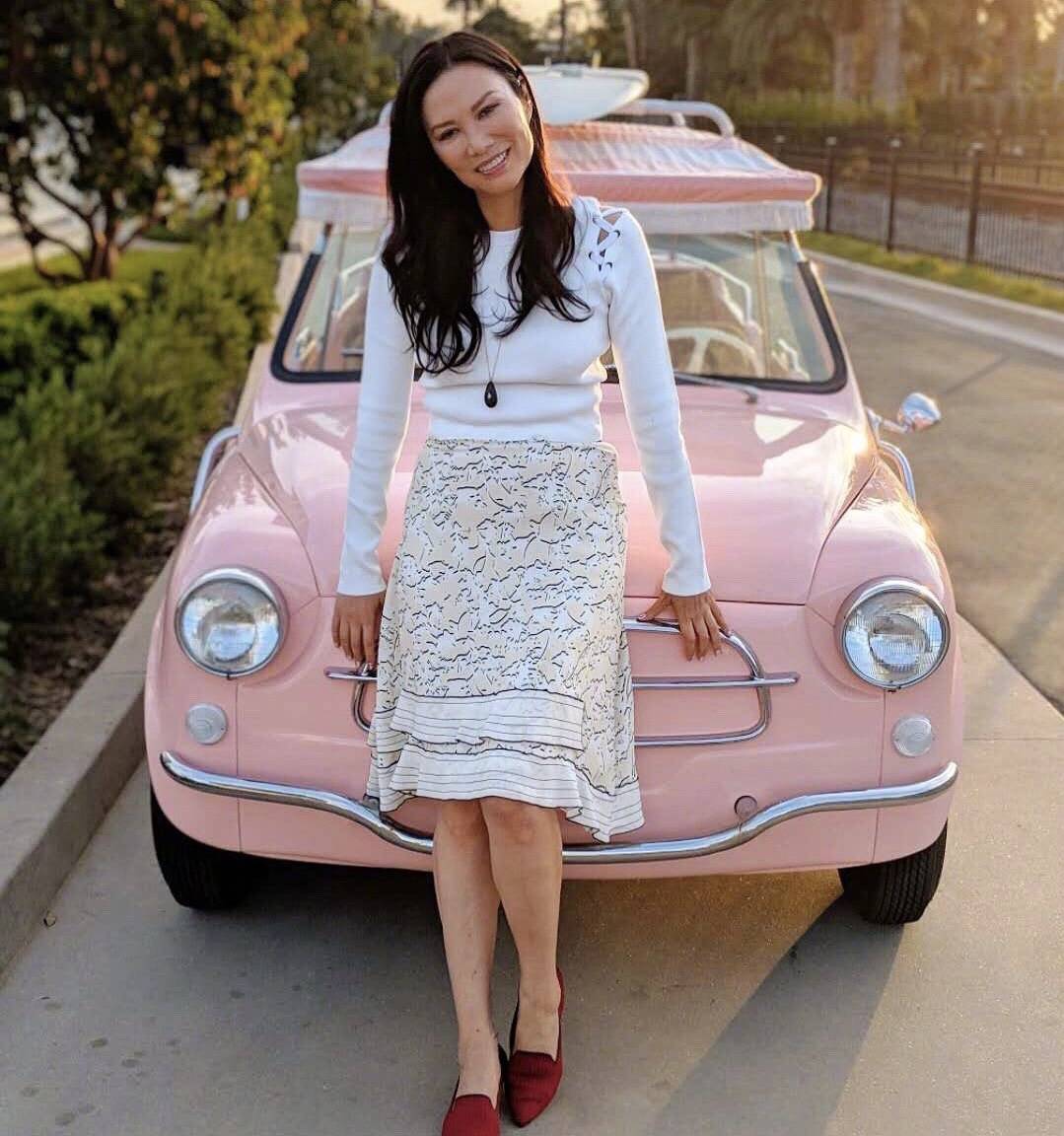 颜色|邓文迪为爱女庆生！女儿穿V领碎花裙超气质，纤细身材样貌太像妈
