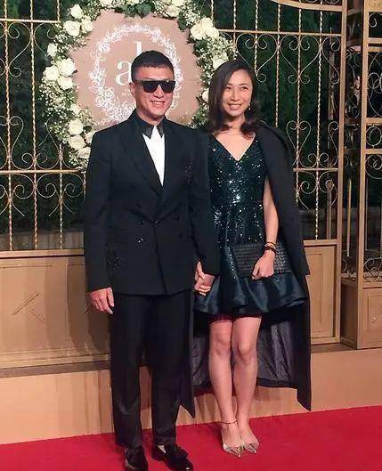 短裙|孙红雷小15岁老婆真会穿，墨绿短裙搭黑大衣，高贵又高级