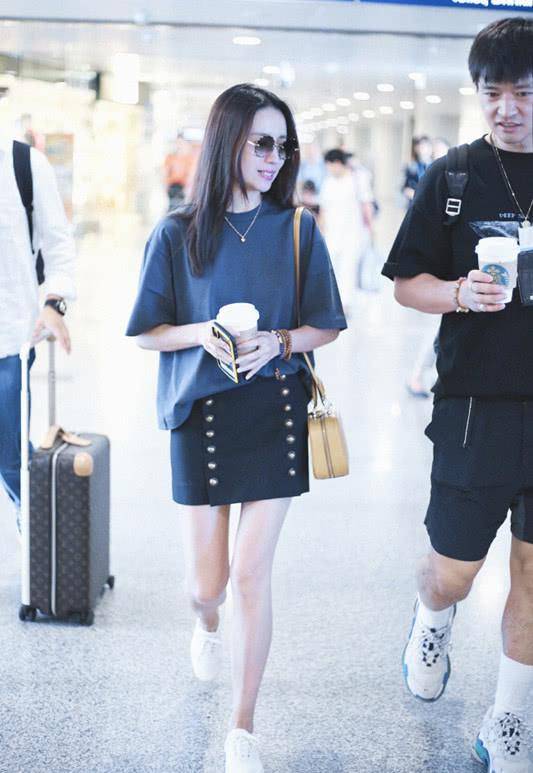 颜色|董洁总能穿出少女感,一件灰色T恤搭短裤就搞定,气质确实好!