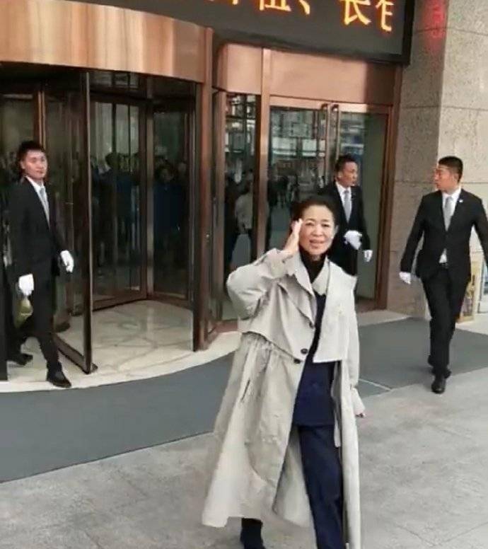 黑色|倪萍终于高调美回来,卡其色长风衣搭配阔腿裤气场开挂,哪像60岁