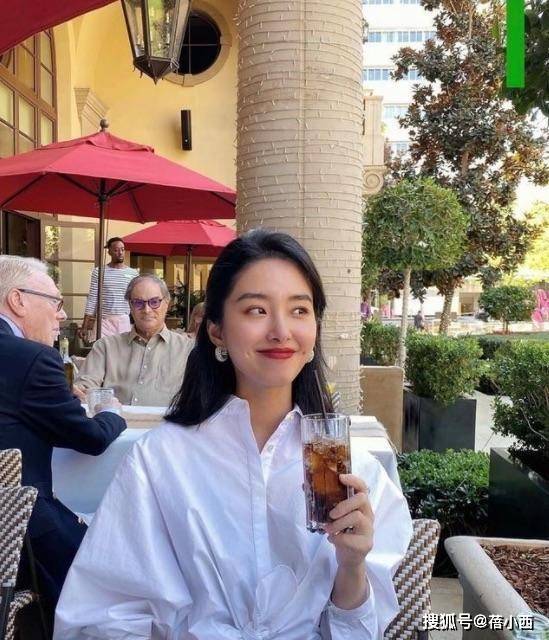 经典|又被周涛的优雅气质迷倒了，穿白衬衫配淡雅妆容亮相，美得很高级