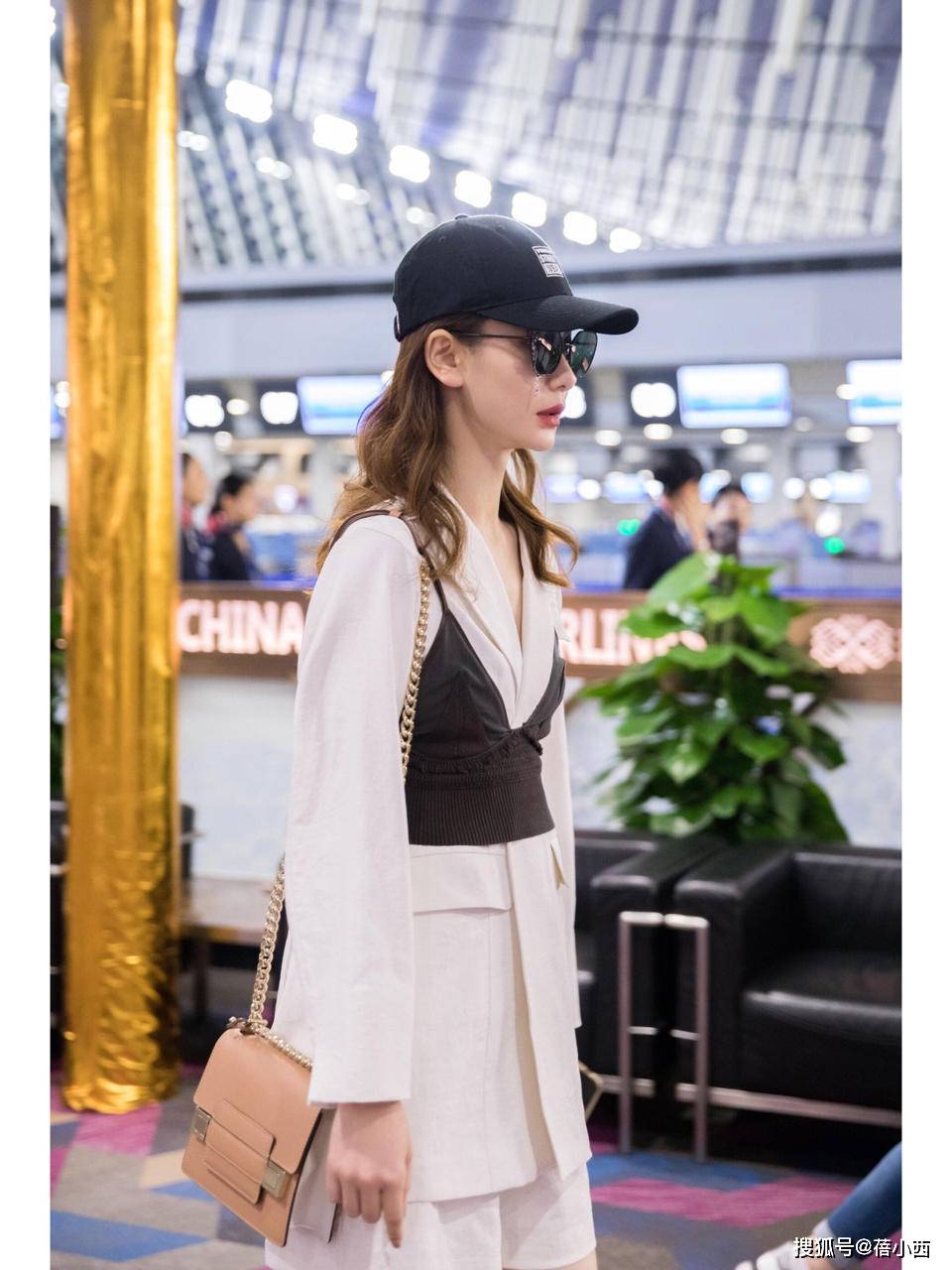 戚薇|又被戚薇的衣品折服了！“内衣外穿”搭配白色衬衫，潮流感十足
