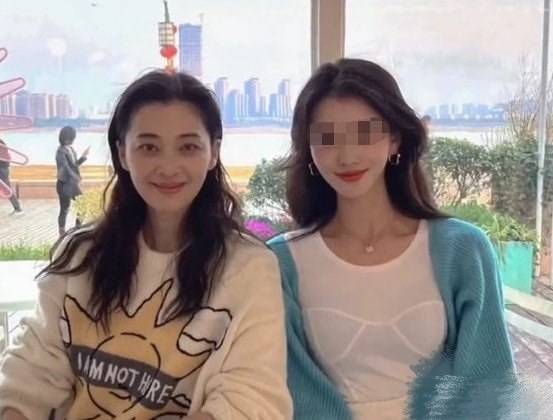 黑色|梅婷接受访问素颜出镜，脸松弛自然，皱纹真实但纯天然就是漂亮！